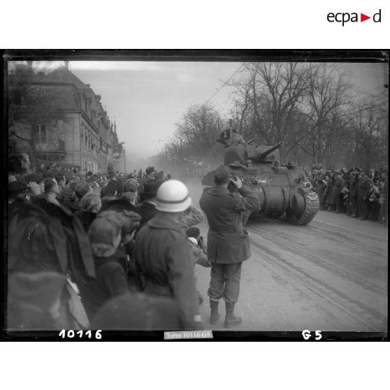 Bataille d'Alsace : Cérémonie franco-américaine dans Colmar libérée. (12/13) [description provisoire]