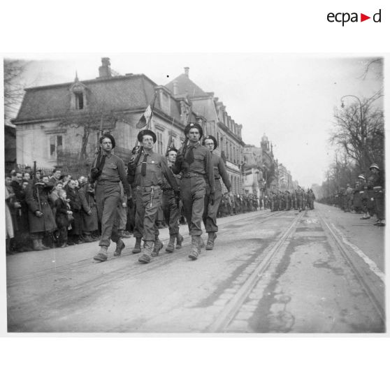 Bataille d'Alsace : Cérémonie franco-américaine dans Colmar libérée. (12/13) [description provisoire]