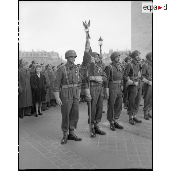 Cérémonie franco-polonaise à l'Arc de Triomphe à Paris en présence des généraux Juin et Koenig. [description provisoire]