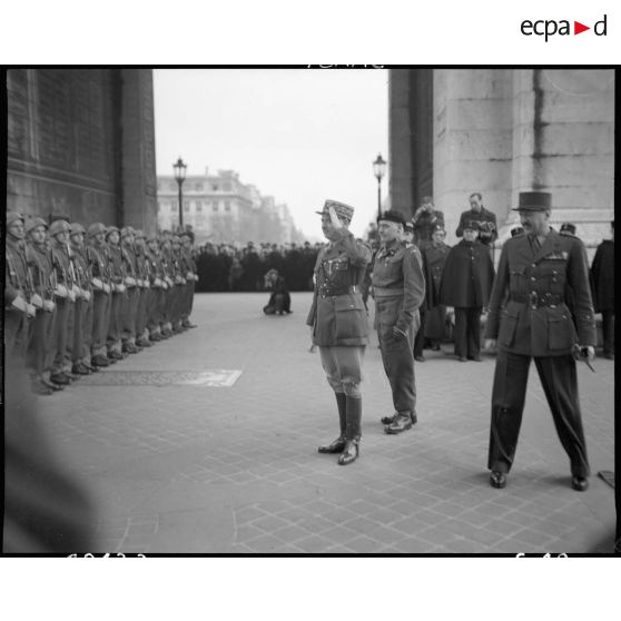 Cérémonie franco-polonaise à l'Arc de Triomphe à Paris en présence des généraux Juin et Koenig. [description provisoire]
