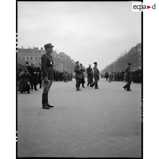 Cérémonie franco-polonaise à l'Arc de Triomphe à Paris en présence des généraux Juin et Koenig. [description provisoire]