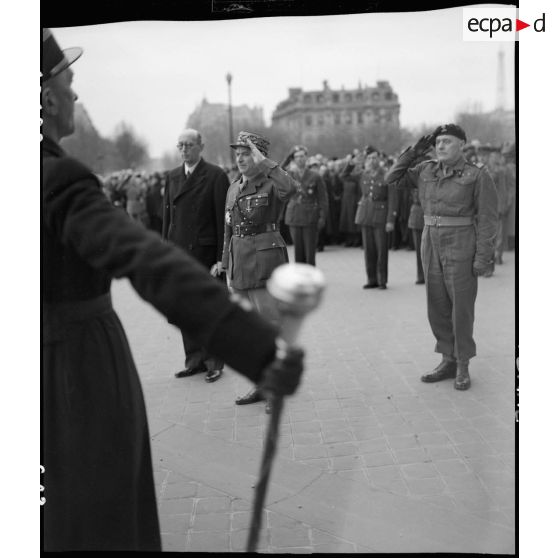 Cérémonie franco-polonaise à l'Arc de Triomphe à Paris en présence des généraux Juin et Koenig. [description provisoire]