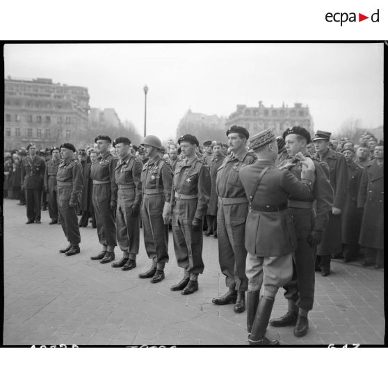 Cérémonie franco-polonaise à l'Arc de Triomphe à Paris en présence des généraux Juin et Koenig. [description provisoire]