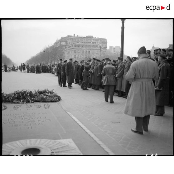Cérémonie franco-polonaise à l'Arc de Triomphe à Paris en présence des généraux Juin et Koenig. [description provisoire]