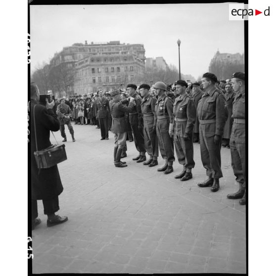 Cérémonie franco-polonaise à l'Arc de Triomphe à Paris en présence des généraux Juin et Koenig. [description provisoire]