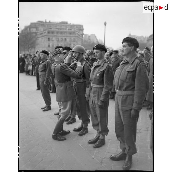 Cérémonie franco-polonaise à l'Arc de Triomphe à Paris en présence des généraux Juin et Koenig. [description provisoire]