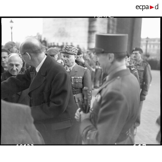 Cérémonie franco-polonaise à l'Arc de Triomphe à Paris en présence des généraux Juin et Koenig. [description provisoire]