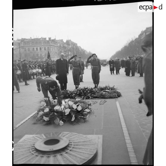 Cérémonie franco-polonaise à l'Arc de Triomphe à Paris en présence des généraux Juin et Koenig. [description provisoire]
