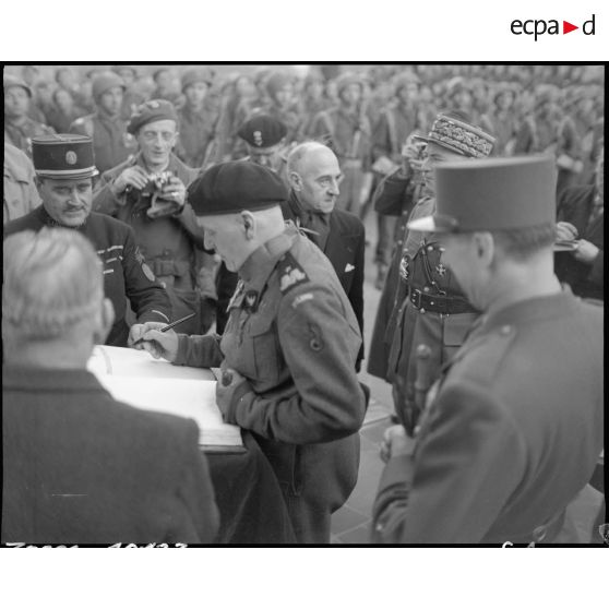 Cérémonie franco-polonaise à l'Arc de Triomphe à Paris en présence des généraux Juin et Koenig. [description provisoire]