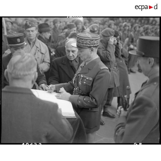 Cérémonie franco-polonaise à l'Arc de Triomphe à Paris en présence des généraux Juin et Koenig. [description provisoire]