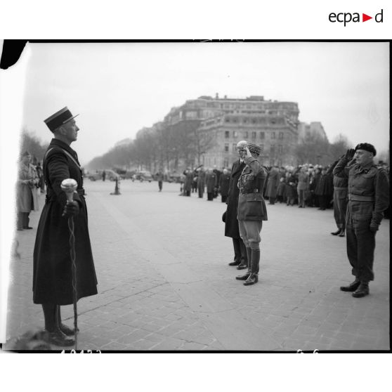 Cérémonie franco-polonaise à l'Arc de Triomphe à Paris en présence des généraux Juin et Koenig. [description provisoire]