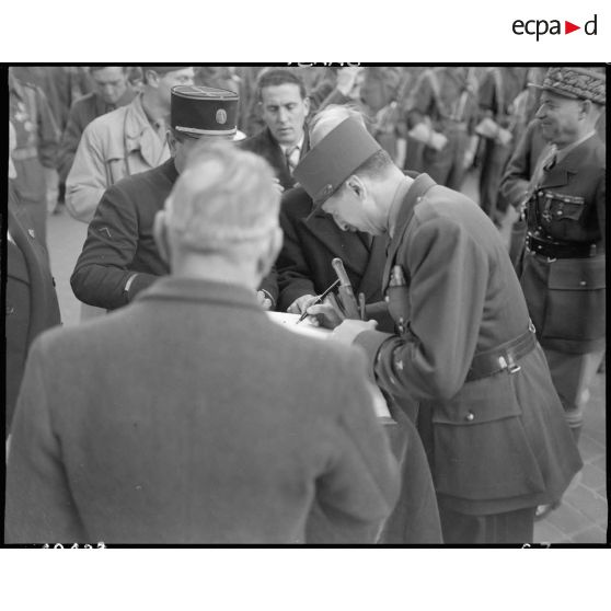 Cérémonie franco-polonaise à l'Arc de Triomphe à Paris en présence des généraux Juin et Koenig. [description provisoire]