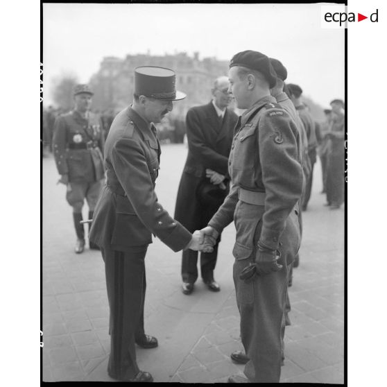 Cérémonie franco-polonaise à l'Arc de Triomphe à Paris en présence des généraux Juin et Koenig. [description provisoire]