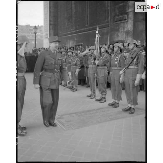 Cérémonie franco-polonaise à l'Arc de Triomphe à Paris en présence des généraux Juin et Koenig. [description provisoire]
