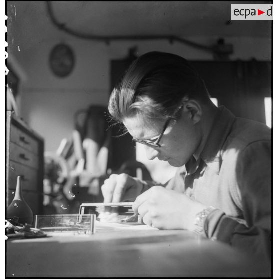 Camion atelier de réparation des appareils d'optique du groupe d'escadrons de réparation (GER XV) de la 2e division blindée (2e DB) : réparation d'un épiscope de tourelleau de blindé.