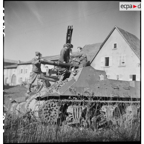 Pose d'un canon de 105 mm sur le berceau d'un canon automoteur M7 par une dépanneuse du groupe d'escadrons de réparation (GER XV) de la 2e division blindée (2e DB).