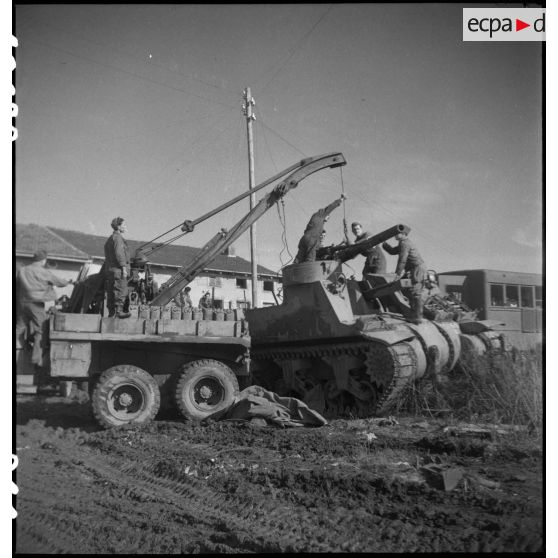 Pose d'un canon de 105 mm sur le berceau d'un canon automoteur M7 par une dépanneuse du groupe d'escadrons de réparation (GER XV) de la 2e division blindée (2e DB).