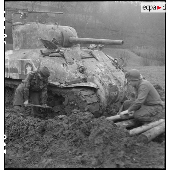 Désembourbage du char Sherman M4 A1 Bourg la Reine II du 3e escadron du 12e régiment de cuirassiers (12e RC) de la 2e division blindée (2e DB).
