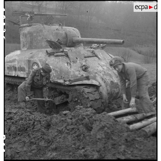 Désembourbage du char Sherman M4 A1 Bourg la Reine II du 3e escadron du 12e régiment de cuirassiers (12e RC) de la 2e division blindée (2e DB).