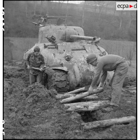 Désembourbage du char Sherman M4 A1 Bourg la Reine II du 3e escadron du 12e régiment de cuirassiers (12e RC) de la 2e division blindée (2e DB).