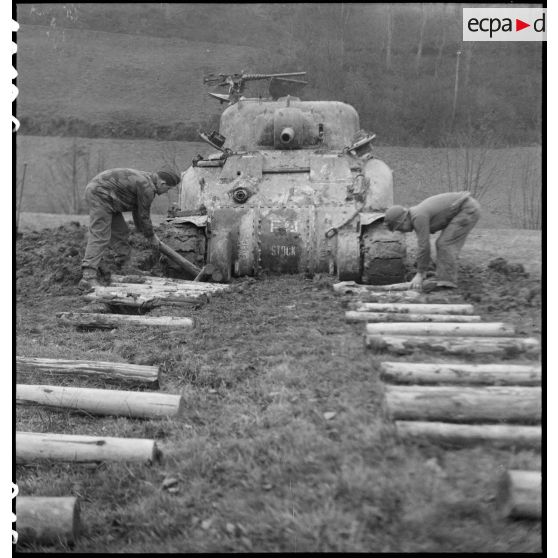 Désembourbage du char Sherman M4 A1 Bourg la Reine II du 3e escadron du 12e régiment de cuirassiers (12e RC) de la 2e division blindée (2e DB).