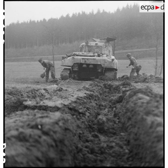 Désembourbage du char Sherman M4 A1 Bourg la Reine II du 3e escadron du 12e régiment de cuirassiers (12e RC) de la 2e division blindée (2e DB).