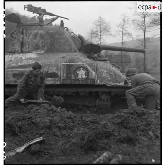Désembourbage du char Sherman M4 A1 Bourg la Reine II du 3e escadron du 12e régiment de cuirassiers (12e RC) de la 2e division blindée (2e DB).
