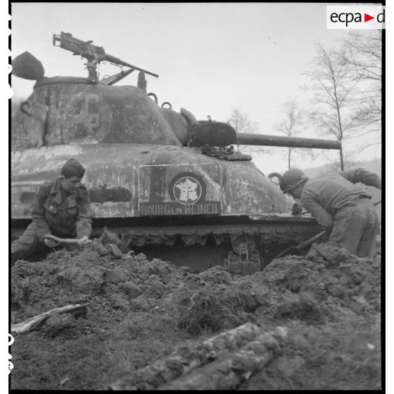 Désembourbage du char Sherman M4 A1 Bourg la Reine II du 3e escadron du 12e régiment de cuirassiers (12e RC) de la 2e division blindée (2e DB).