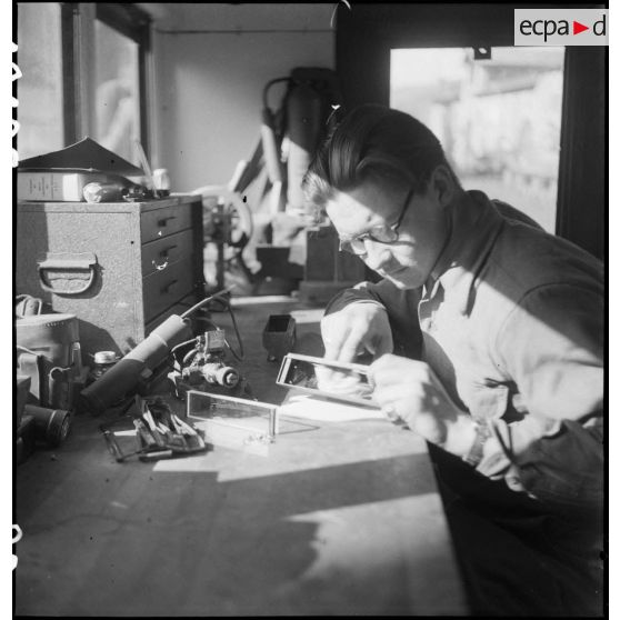 Camion atelier de réparation des appareils d'optique du groupe d'escadrons de réparation (GER XV) de la 2e division blindée (2e DB) : réparation d'un épiscope de tourelleau de blindé.