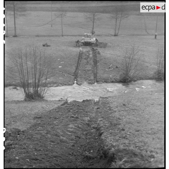 Désembourbage du char Sherman M4 A1 Bourg la Reine II du 3e escadron du 12e régiment de cuirassiers (12e RC) de la 2e division blindée (2e DB).