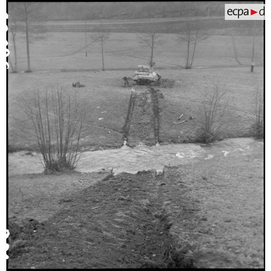 Désembourbage du char Sherman M4 A1 Bourg la Reine II du 3e escadron du 12e régiment de cuirassiers (12e RC) de la 2e division blindée (2e DB).