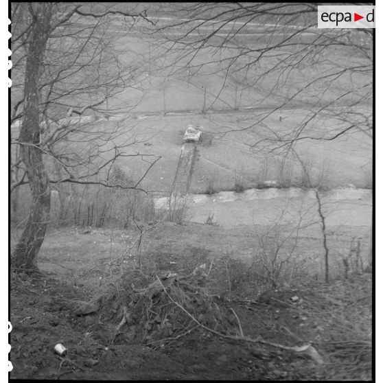 Désembourbage du char Sherman M4 A1 Bourg la Reine II du 3e escadron du 12e régiment de cuirassiers (12e RC) de la 2e division blindée (2e DB).