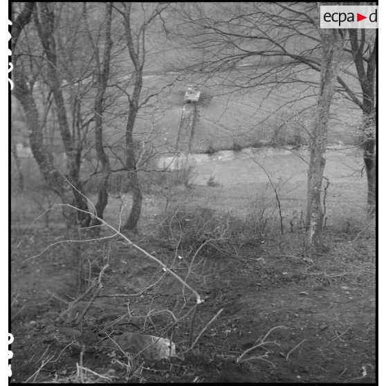 Désembourbage du char Sherman M4 A1 Bourg la Reine II du 3e escadron du 12e régiment de cuirassiers (12e RC) de la 2e division blindée (2e DB).