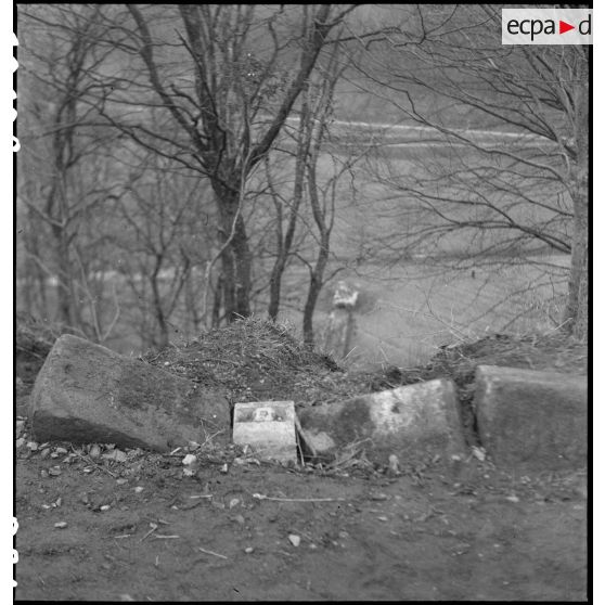 Désembourbage du char Sherman M4 A1 Bourg la Reine II du 3e escadron du 12e régiment de cuirassiers (12e RC) de la 2e division blindée (2e DB).