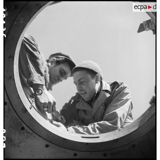 Maintenance sur la tourelle du char Sherman M4 A3 Flandres II  du 3e escadron du 12e régiment de chasseurs d'Afrique (12e RCA).
