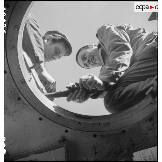 Maintenance sur la tourelle du char Sherman M4 A3 Flandres II  du 3e escadron du 12e régiment de chasseurs d'Afrique (12e RCA).
