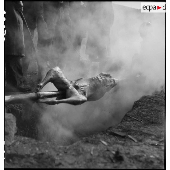 Cuisson des moutons pour la fête du Mouloud célébrée par les troupes de la 2e DB à Molsheim (Bas-Rhin). [description provisoire]