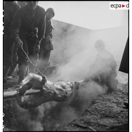 Cuisson des moutons pour la fête du Mouloud célébrée par les troupes de la 2e DB à Molsheim (Bas-Rhin). [description provisoire]