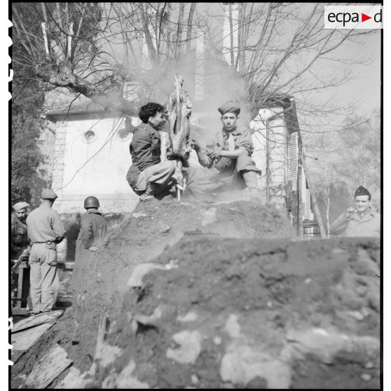 Cuisson des moutons pour la fête du Mouloud célébrée par les troupes de la 2e DB à Molsheim (Bas-Rhin). [description provisoire]