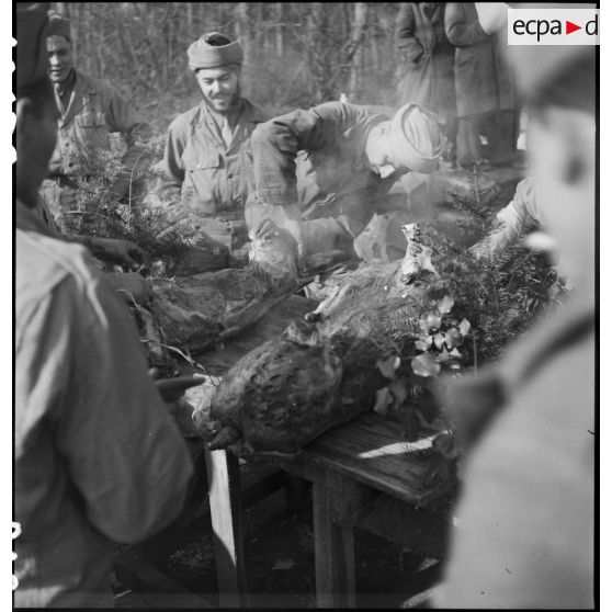 Méchoui à l'occasion de la fête du Mouloud célébrée par les troupes de la 2e DB (Division blindée) à Molsheim (Bas-Rhin). [description provisoire]
