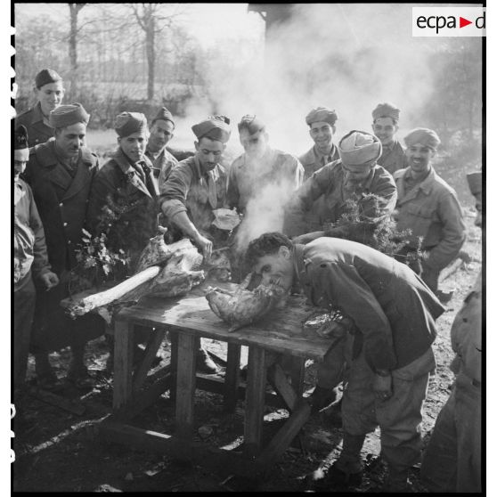 Méchoui à l'occasion de la fête du Mouloud célébrée par les troupes de la 2e DB (Division blindée) à Molsheim (Bas-Rhin). [description provisoire]