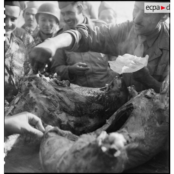 Méchoui à l'occasion de la fête du Mouloud célébrée par les troupes de la 2e DB (Division blindée) à Molsheim (Bas-Rhin). [description provisoire]