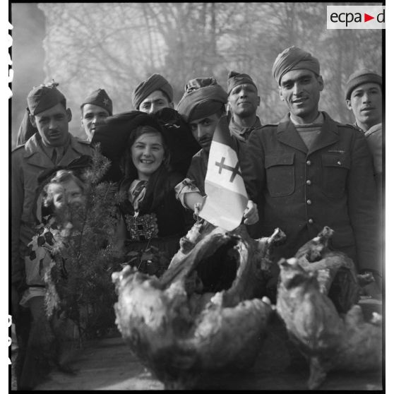 Méchoui à l'occasion de la fête du Mouloud célébrée par les troupes de religion musulmane au sein la 2e DB (Division blindée) à Molsheim (Bas-Rhin). [description provisoire]
