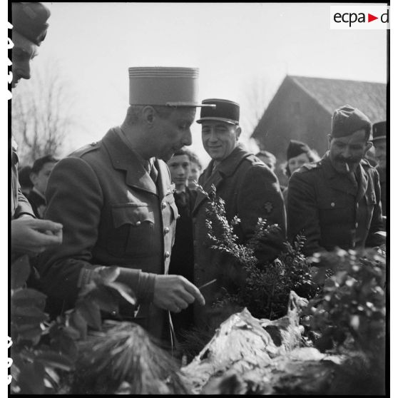 Méchoui à l'occasion de la fête du Mouloud célébrée par les troupes de religion musulmane au sein la 2e DB (Division blindée) à Molsheim (Bas-Rhin). [description provisoire]
