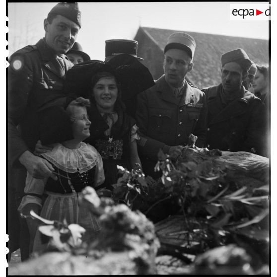 Méchoui à l'occasion de la fête du Mouloud célébrée par les troupes de religion musulmane au sein la 2e DB (Division blindée) à Molsheim (Bas-Rhin). [description provisoire]