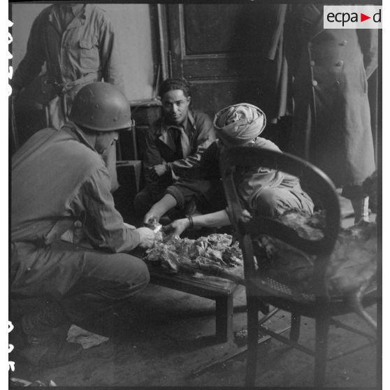 Méchoui à l'occasion de la fête du Mouloud célébrée par les troupes de religion musulmane au sein la 2e DB (Division blindée) à Molsheim (Bas-Rhin). [description provisoire]