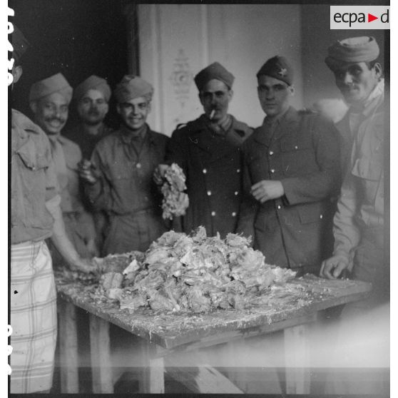 Méchoui à l'occasion de la fête du Mouloud célébrée par les troupes de religion musulmane au sein la 2e DB (Division blindée) à Molsheim (Bas-Rhin). [description provisoire]