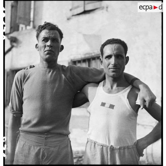 Portrait de deux concurrents au cross organisé par les troupes de la 2e DB (Division blindée) lors de la fête du Mouloud  à Molsheim (Bas-Rhin). [description provisoire]