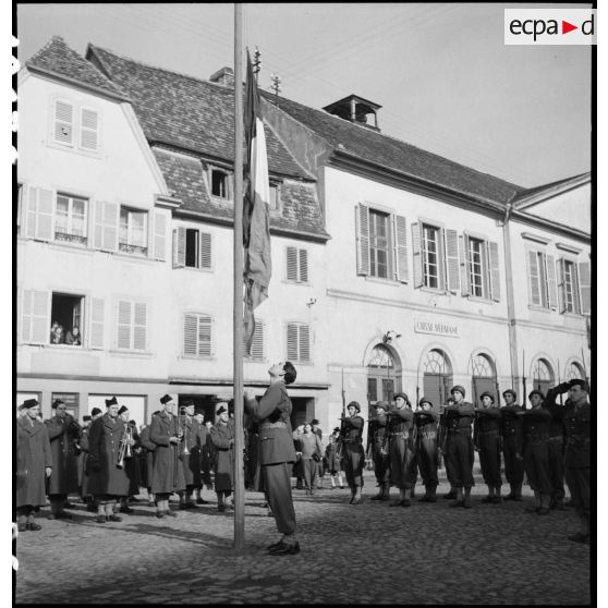 Lever des couleurs avec les troupes de la 2e DB (Division blindée) à Molsheim à l'occasion de la fête du Mouloud. [description provisoire]