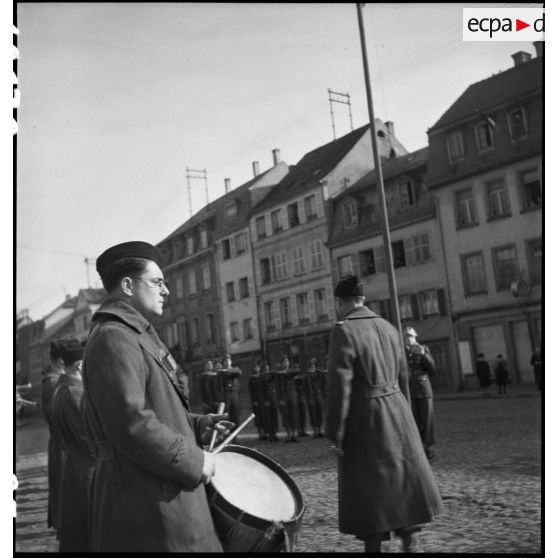 Lever des couleurs avec les troupes de la 2e DB (Division blindée) à Molsheim à l'occasion de la fête du Mouloud. [description provisoire]